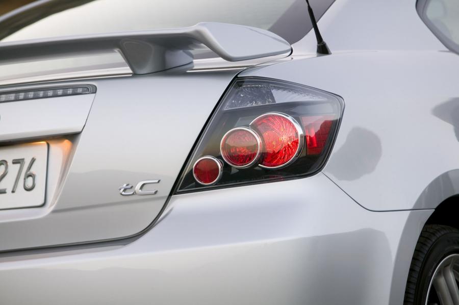 Детали экстерьера Scion tC 2008 года  (фото 9 из 21)